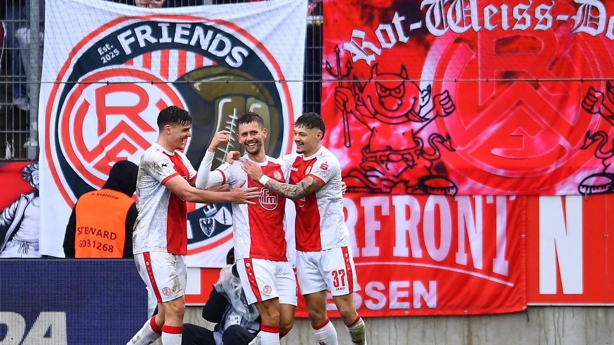 *Rot-Weiss Essen feiert vierten Sieg: Aufregung um Rauchtöpfe in Köln*