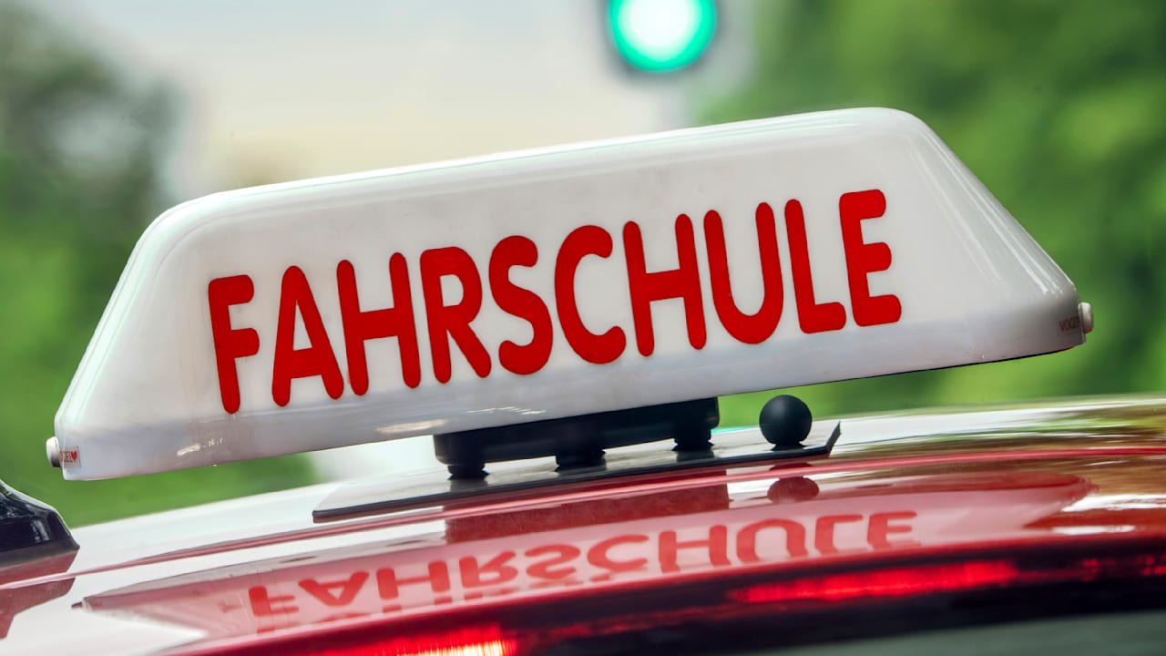 Wendemanöver ging schief - Fahrschüler überschlägt sich mit Auto