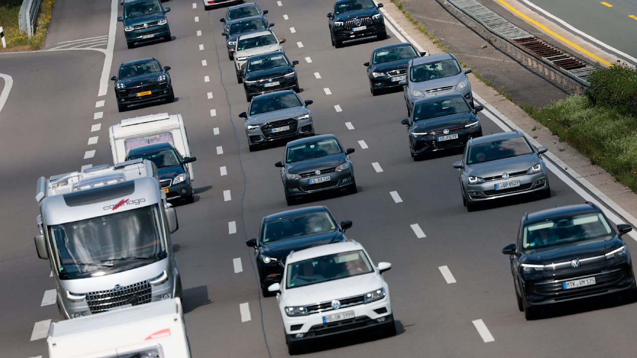 Hohe Spritpreise zwingen Autofahrer zu langsamerer Fahrweise auf Autobahnen