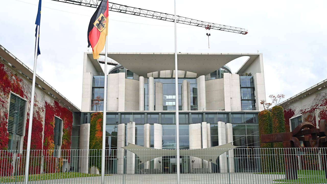 Protestaktion im Herzen Berlins: 76-Jähriger beschmiert Kanzleramt