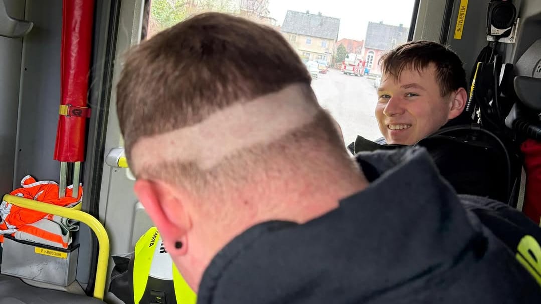 Feuerwehrmann unterbricht Friseurbesuch für Einsatz und sorgt für Lacher