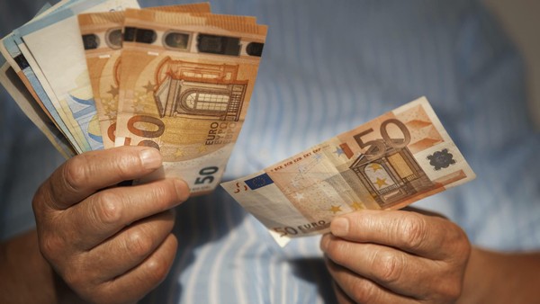 Bargeldversorgung im Wandel: Einzelhandel überholt Bankautomaten im Ruhrgebiet