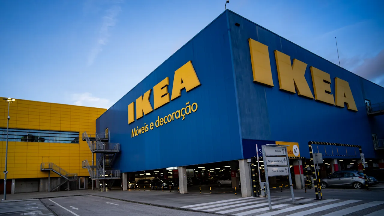 Frauenbande stiehlt Möbel im Ikea und entkommt im Luxuswagen