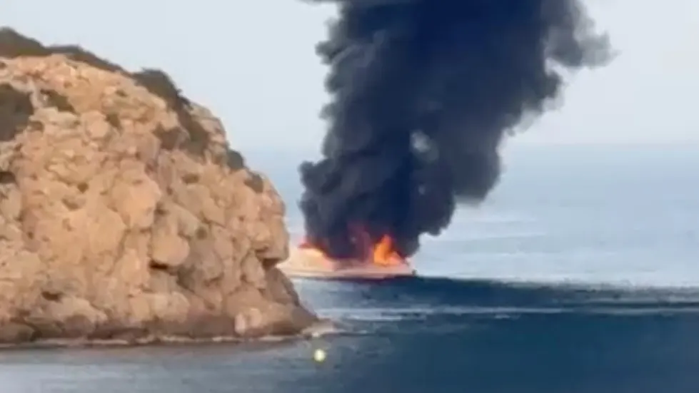Feuerinferno vor Ibiza: Jacht steht in Flammen
