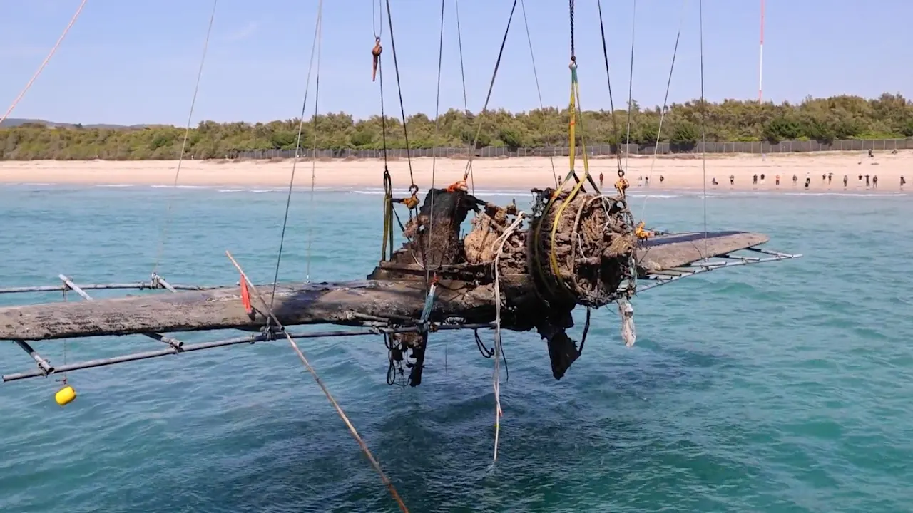 Historisches Jagdflugzeug aus dem Zweiten Weltkrieg vor der Küste Japans geborgen