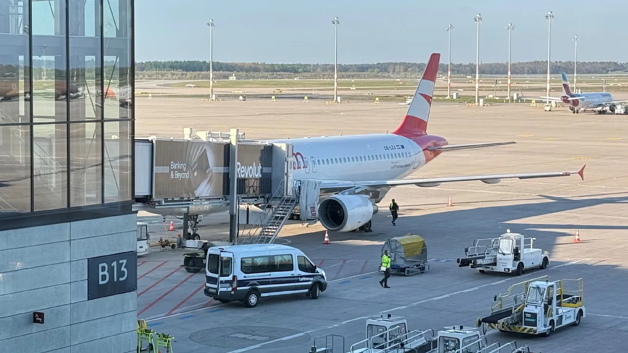 Chaos am Flughafen BER: Abschiebehäftling sorgt für Flugverspätung