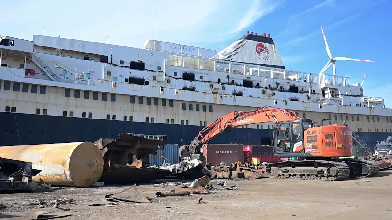 Das Ende einer Ära: Das Traumschiff der DDR wird verschrottet