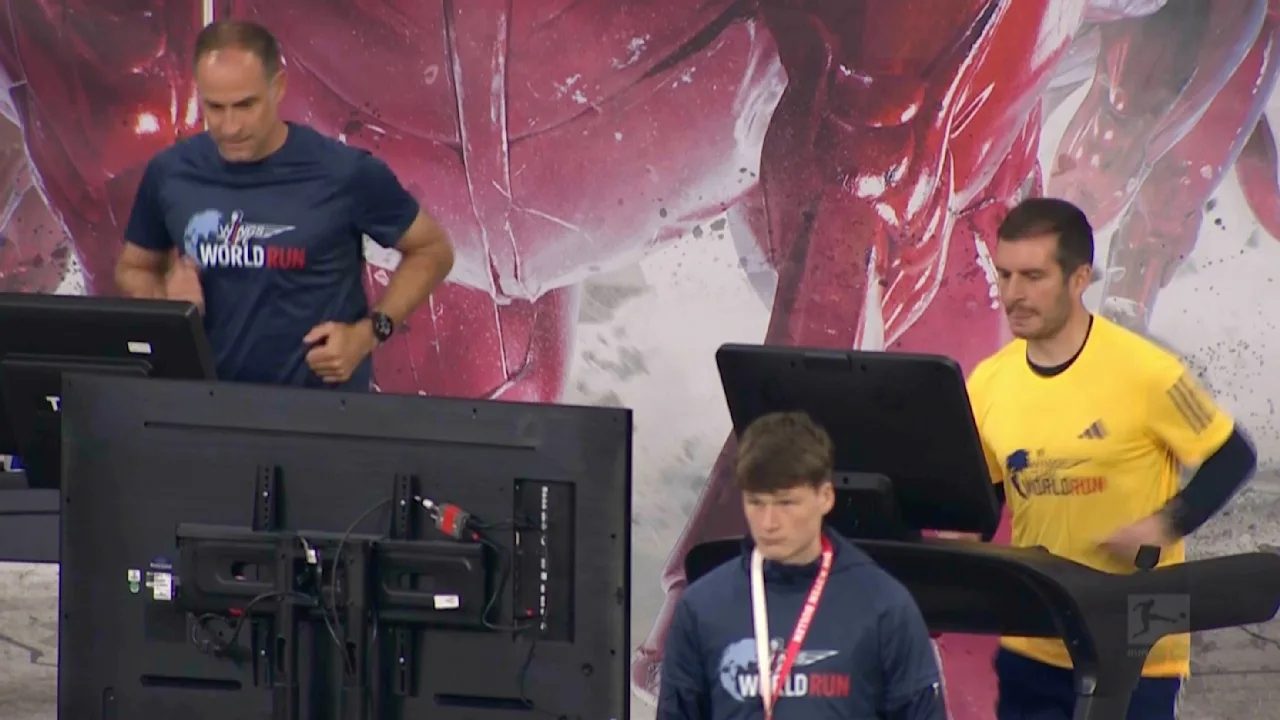 RB Leipzigs Oliver Mintzlaff unterstützt Charity-Lauf während des Spiels