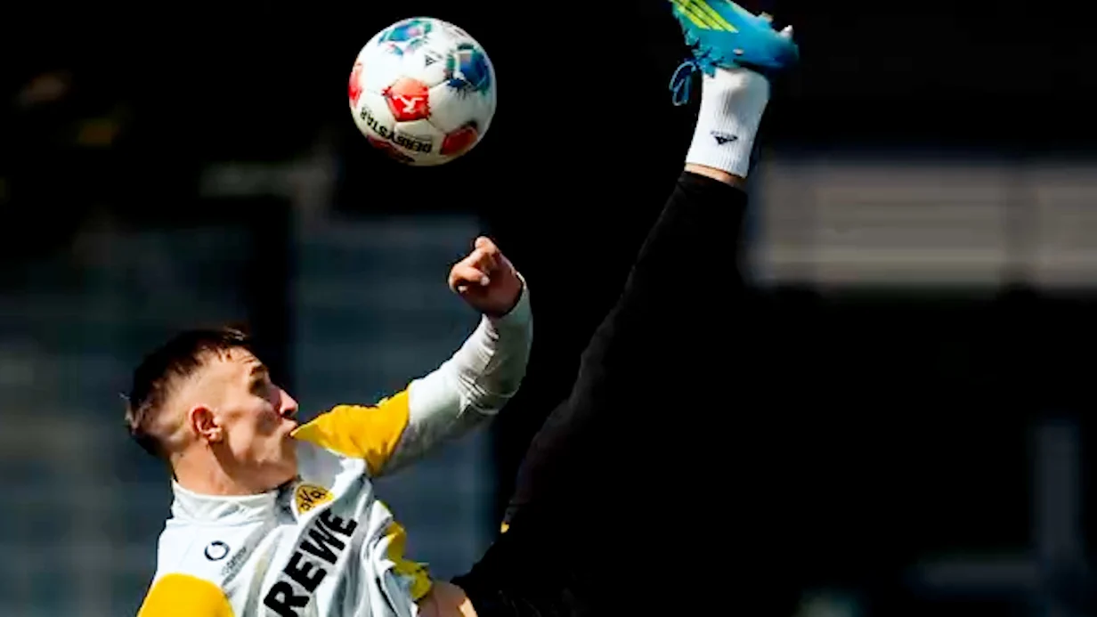 Schlotterbeck begeistert mit spektakulärem Fallrückzieher