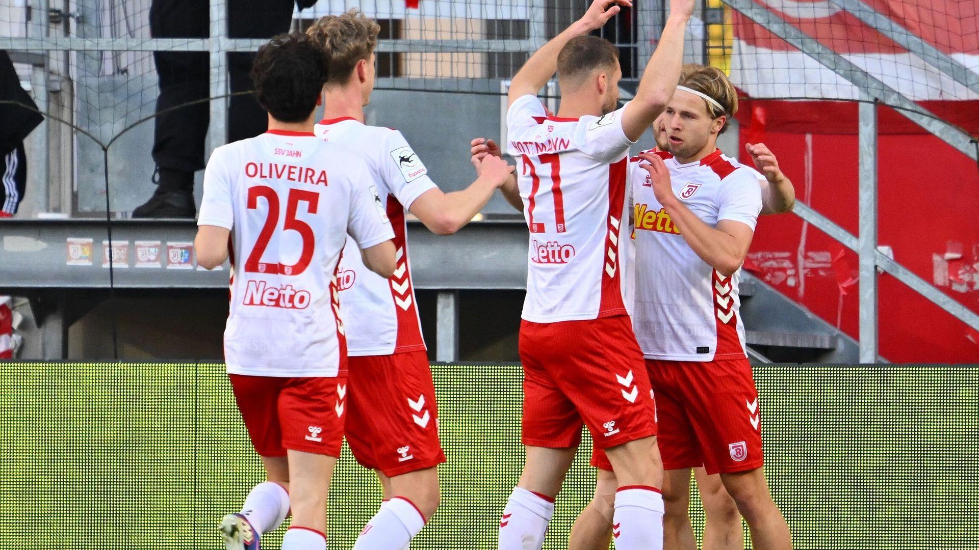 Regensburg feiert ersten Sieg – Aue steckt tiefer in der Krise