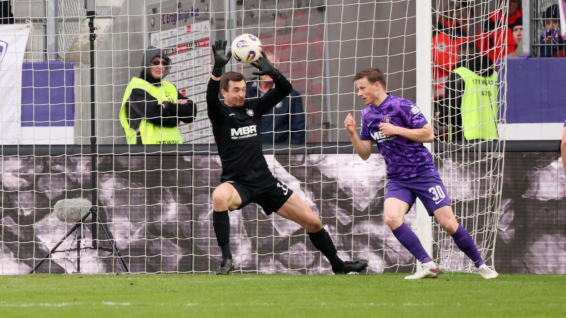 *Punkteteilung im Abstiegskampf: Aue und Verl trennen sich 1:1*