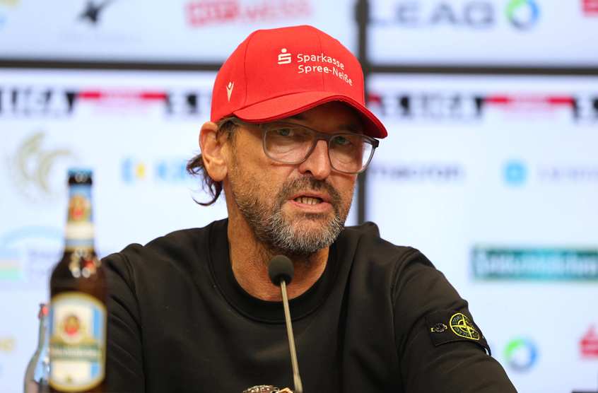 Wollitz' Schweigen nach dem Spektakel: Ein verpasster Moment der Führungsstärke