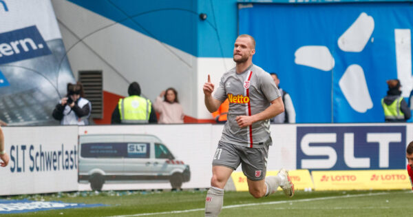 SSV Jahn Regensburg sichert sich Klassenerhalt mit Rekordsieg und Rekordspieler