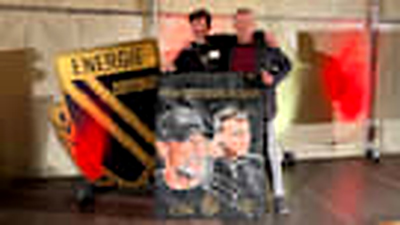 Leidenschaft für Kunst und Verein: Ralf Henkler ersteigert Gemälde von Trainer Wollitz