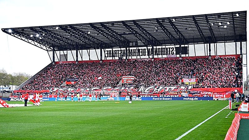 Rekordkulisse zum Heimspiel: Gästefans drohen mit Boykott