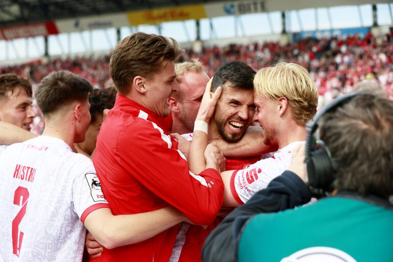 RWE triumphiert mit 4:1 und festigt Aufstiegsplatz in der 3. Liga!