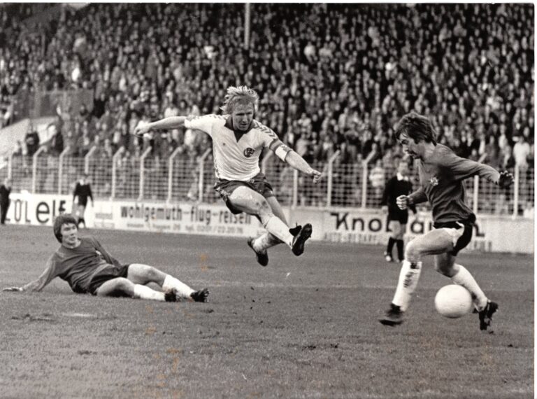 Kopfballungeheuer Horst Hrubesch wird 75 – Ein Fußball-Leben voller Erfolge!