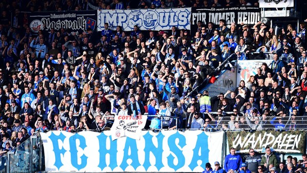 Hansa Rostock sorgt für Chaos in Schweinfurt: Fans zünden Feuerwerk und Bengalos!