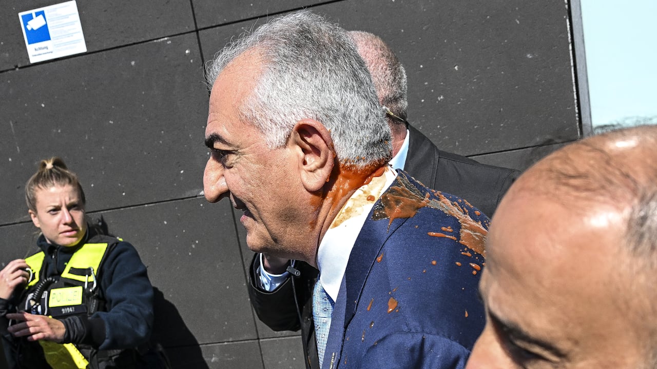 Angriff auf Reza Pahlavi in Berlin: Exil-Kronprinz mit roter Flüssigkeit bespritzt