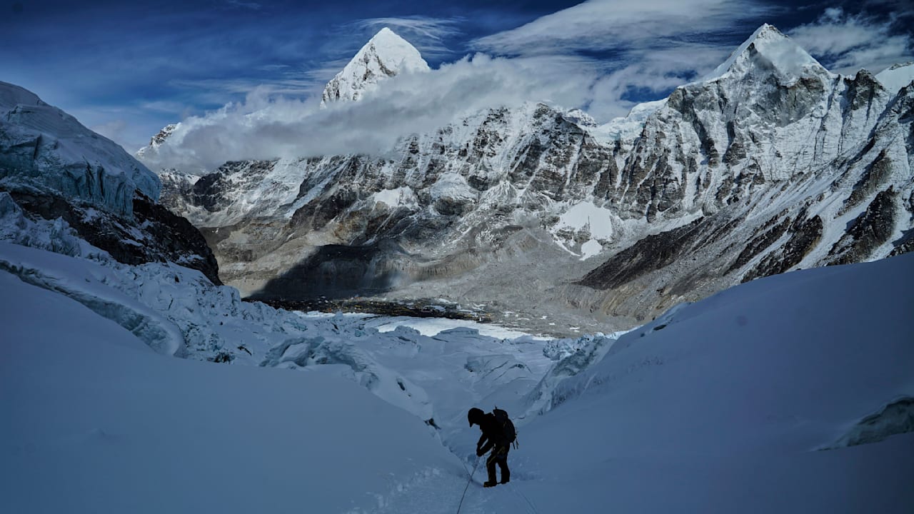 Herausforderungen für die Everest-Klettersaison: Blockierte Route und steigende Anmeldungen