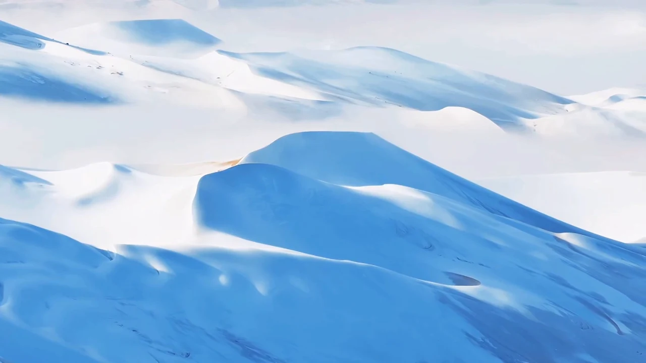 Ein seltener Anblick: Schnee in der Badain-Jaran-Wüste