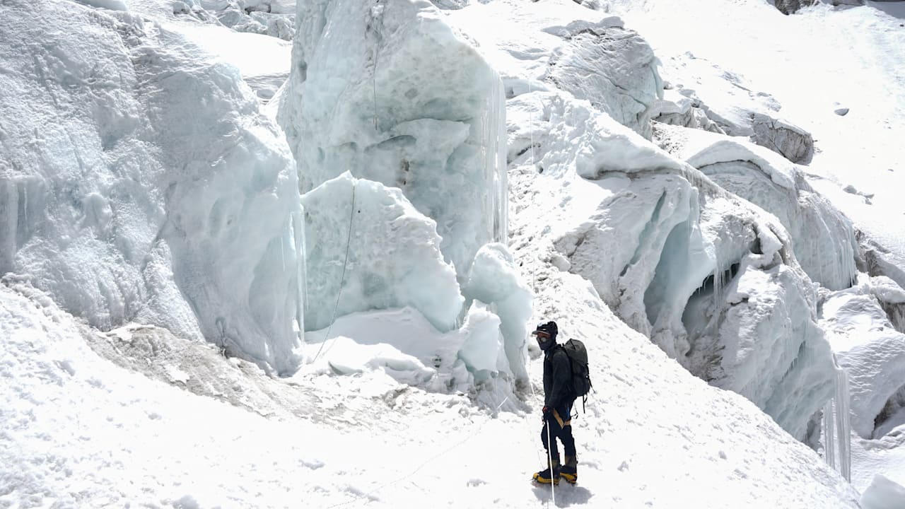 Chaos am Mount Everest: Riesiger Eisblock blockiert Kletterroute