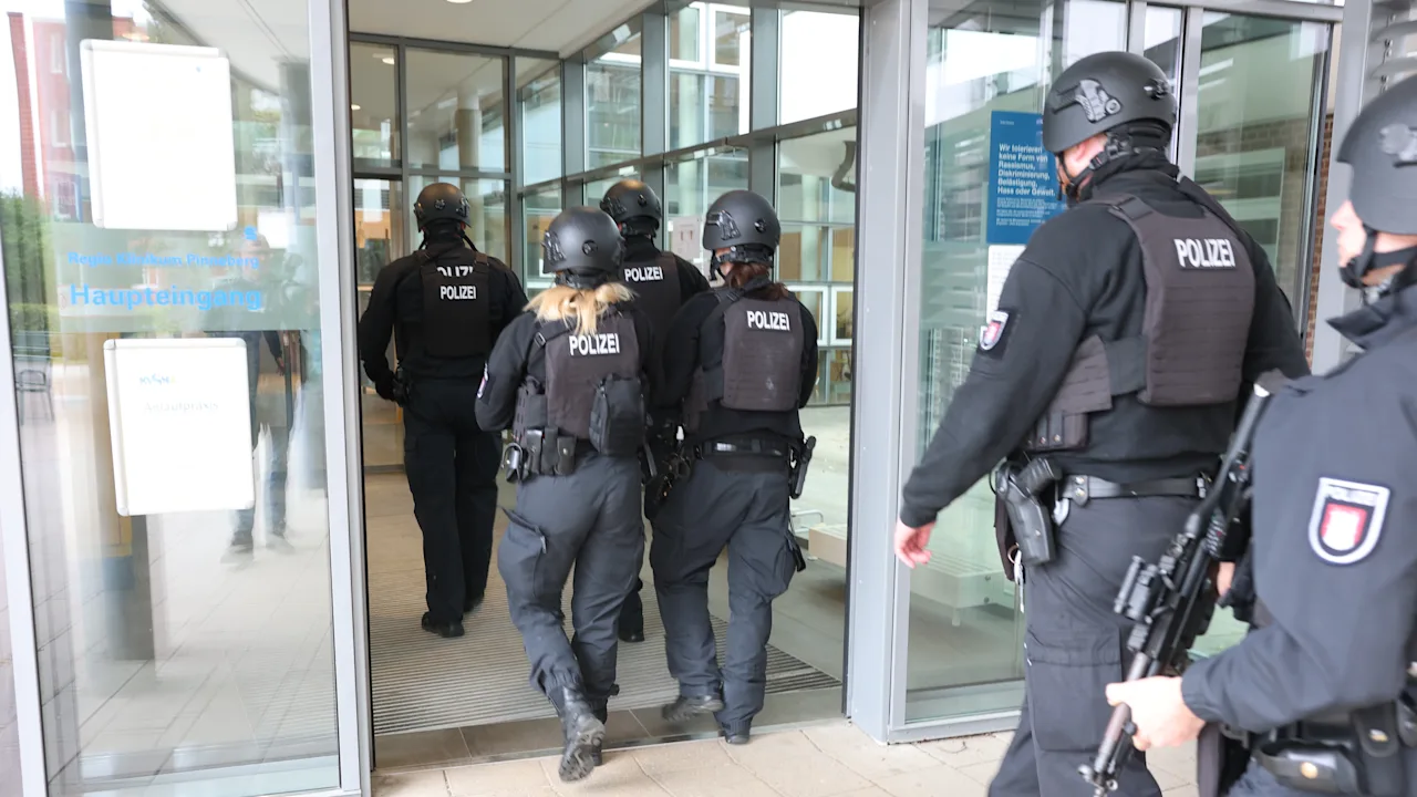 Polizei im Einsatz: Mann nach Schüssen auf der Flucht