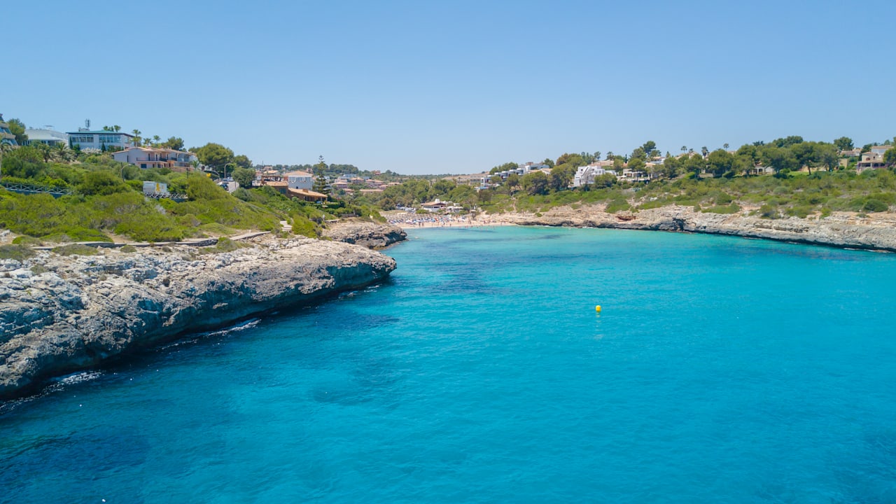 Tragischer Vorfall am Strand: Deutscher Urlauber ertrinkt bei Rettungsversuch