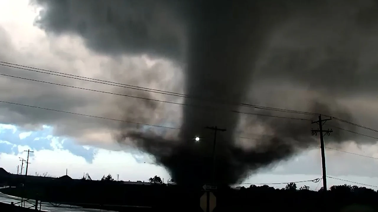 Tornado in Enid: Zerstörung und Zusammenhalt in der Krisenzeit