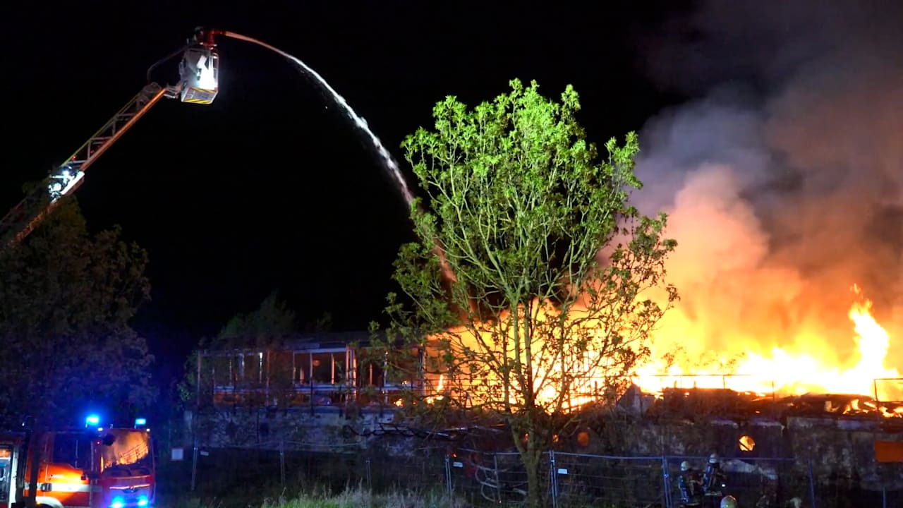 Großbrand am Saarufer: Historisches Schwimmschiff „Vaterland“ in Flammen
