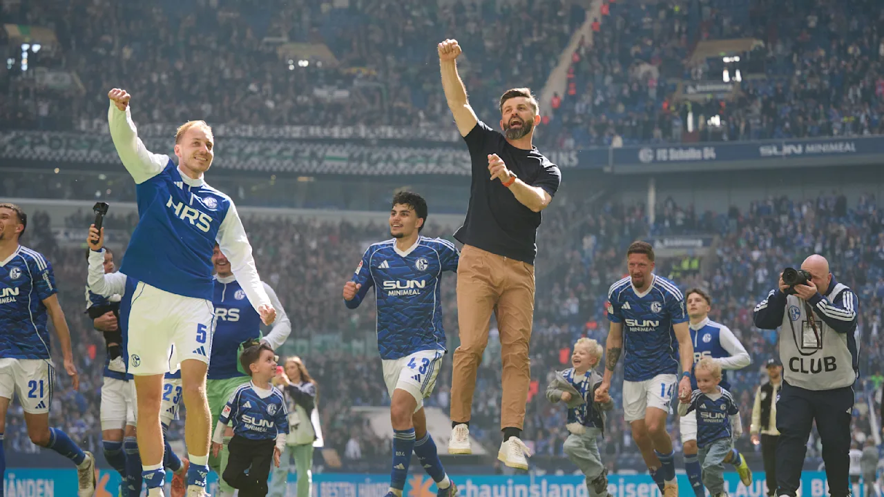 Schalke steht vor dem Aufstieg: Jubel in der Arena