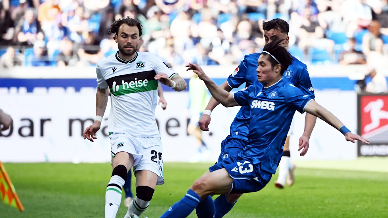 Hannover 96 gewinnt in Karlsruhe und bleibt im Aufstiegsrennen