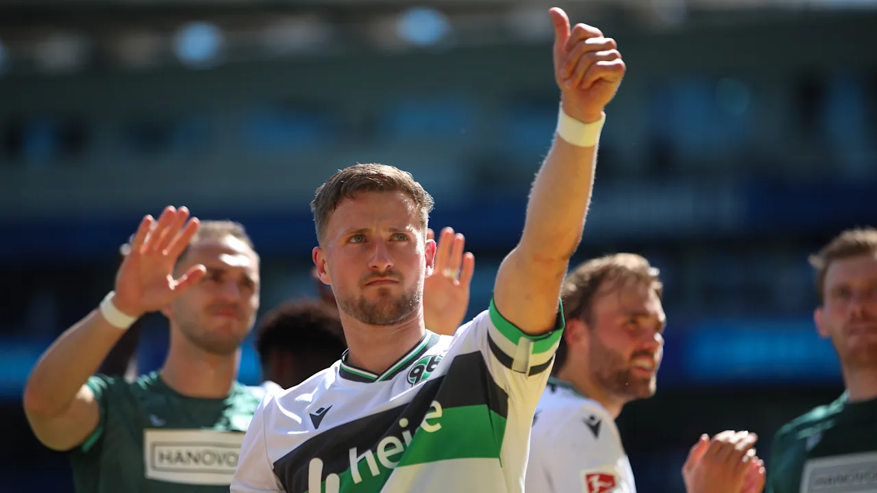 Hannover 96: Kapitän Leopold zeigt sich nach Sieg als Schalke-Fan