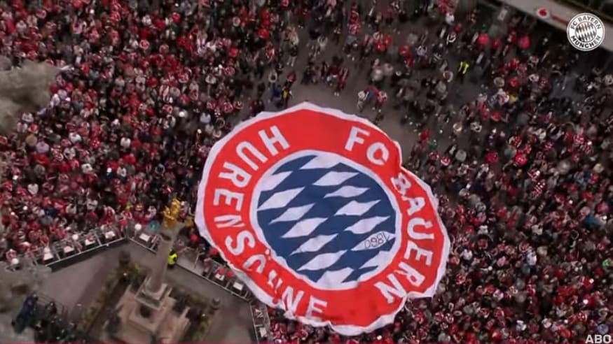 Mitten bei der Meisterfeier des FC Bayern auf dem Münchner Marienplatz tauchte plötzlich ein riesiger Banner auf