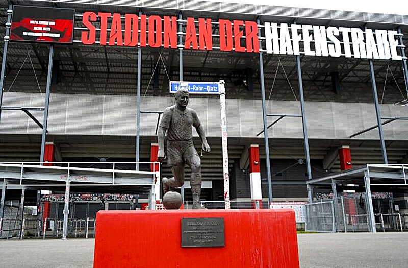 Die Rückkehr des „Bosses“: Helmut-Rahn-Statue erstrahlt nach Reparatur