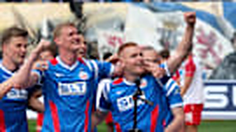 Hansa Rostock feiert spektakulären Heimsieg und hält Aufstiegshoffnungen am Leben