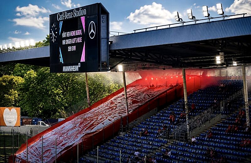 Jubel und Pyrotechnik: Ultras Regensburg feiern 25 Jahre Leidenschaft