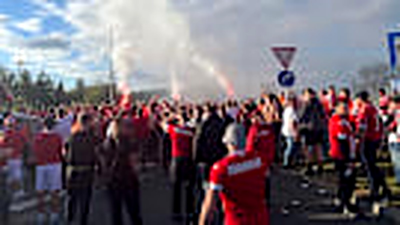 Energie Cottbus feiert Aufstieg mit grandioser Party auf Rastplatz