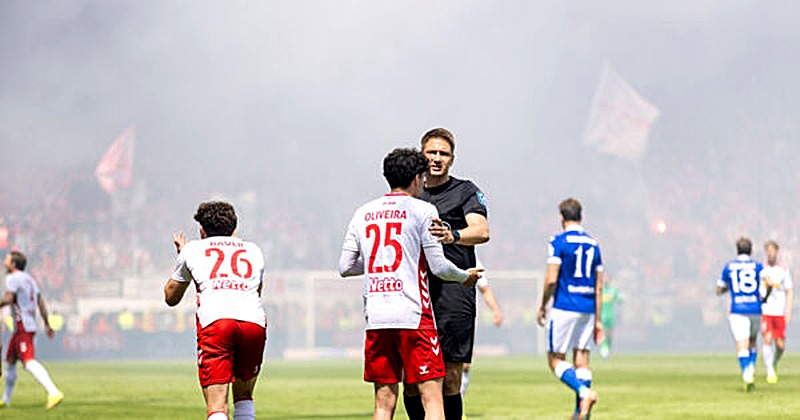Tobias Reichel überzeugt als Schiedsrichter des 38. Spieltages