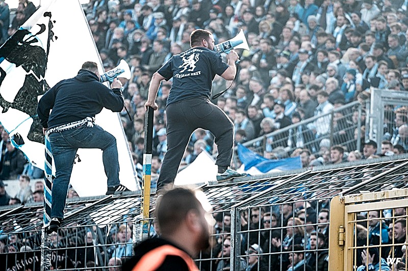 Derby-Streich auf dem Marienplatz: 1860-Anhänger sorgen für Aufregung bei Bayern-Feier