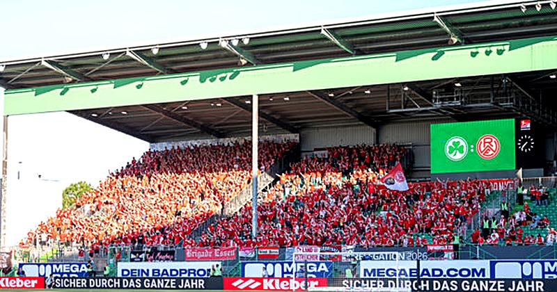 Rivalität im Ruhrgebiet: Duisburger Fans feiern den Pfostentreffer von RWE
