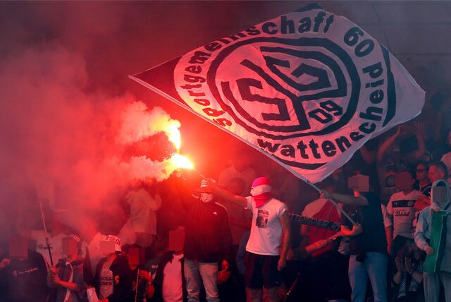 Böller-Detonation neben Linienrichter: Oberliga-Spiel in Ahlen abgebrochen