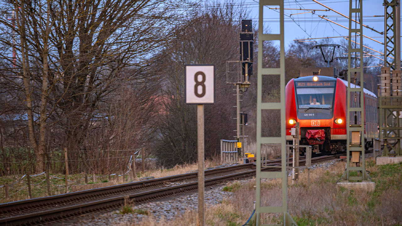 Lebensgefährlicher Bahnübergang: Mann springt vor Zug und steigt ein