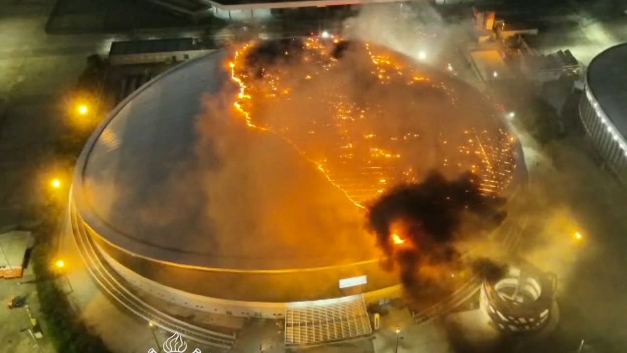 Großbrand im Olympiapark von Rio de Janeiro: Feuerwehr im Einsatz